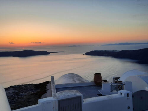 vitsentzos-suites-imerovigli-santorini-honeymoon-18